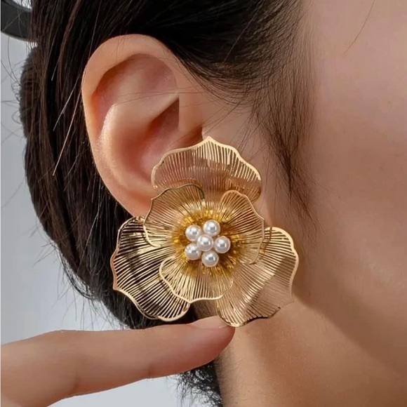 Flower Earrings 🔥 - Picture 2 of 4